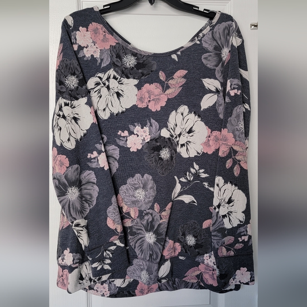 XL Old Navy Active Women's Sweater w/ back keyhole cut out